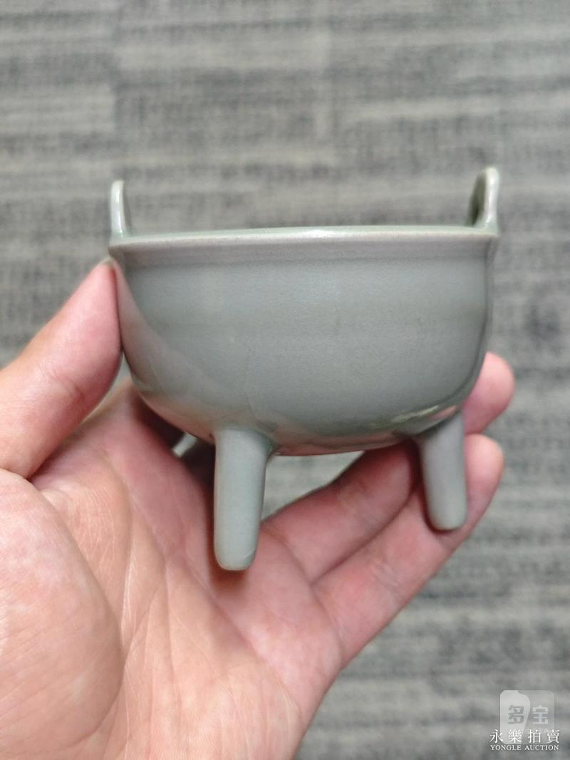 明 龙泉窑粉青釉双耳三足鼎式炉 - 图3